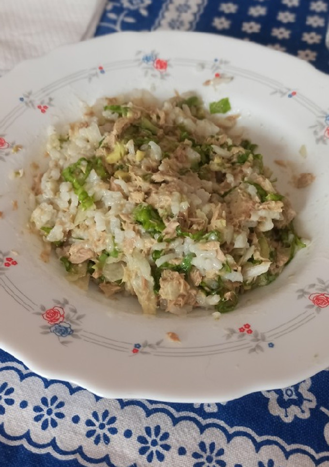 Una foto de 🍚🥑Ensalada de arroz con atún, aguacate, cebolla y lechuga.🥬