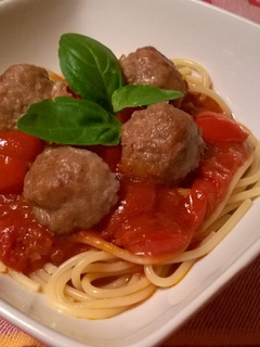 Marhahúsgolyók paradicsomos spagettivel recept fotója