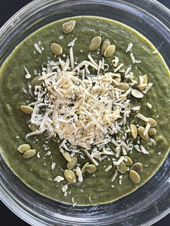Una foto de 🌱 Crema de espinacas con pipas de calabaza y queso vegano 🌱