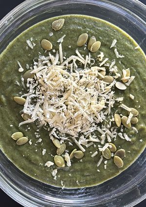 Una foto de 🌱 Crema de espinacas con pipas de calabaza y queso vegano 🌱