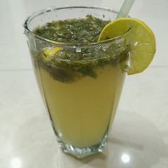 A picture of Lemon mint mojito restaurant style.