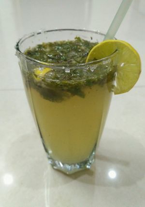 A picture of Lemon mint mojito restaurant style.