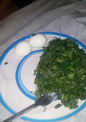 A picture of Plain spinach and boiled egg.