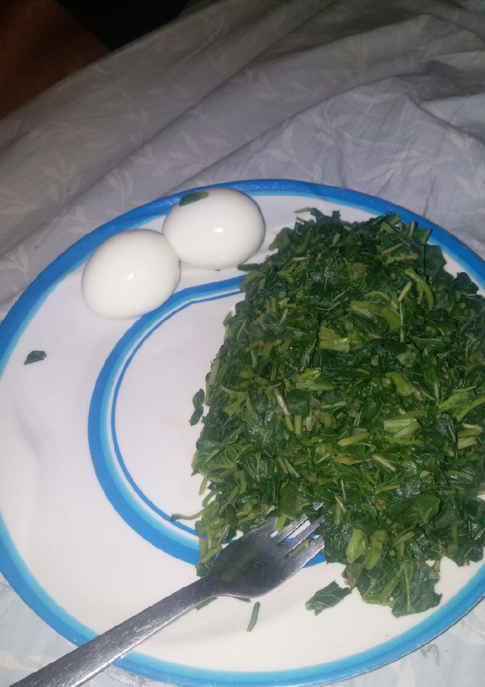 A picture of Plain spinach and boiled egg.