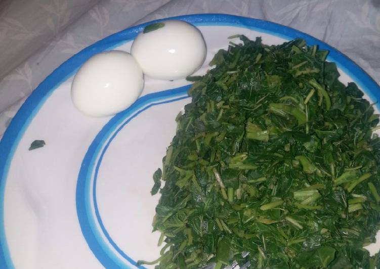 Plain spinach and boiled egg