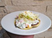 Una foto de ensalada con queso rallado