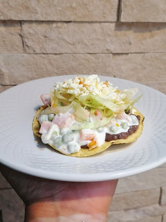 Una foto de Tostadas de ensalada rusa ✨