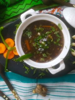 હોટ એન્ડ સોર વેજ. સૂપ (Hot N Sour Veg Soup Recipe In Gujarati) રેસીપી મુખ્ય ફોટો