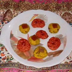 A picture of Kaju ki burfi (cherries 🍒 and rose flavour) and laddoo (pan flavour).