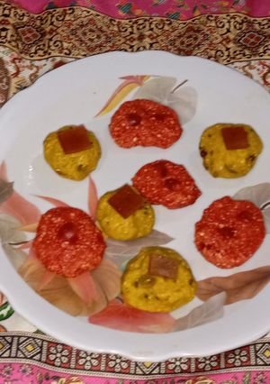 A picture of Kaju ki burfi (cherries 🍒 and rose flavour) and laddoo (pan flavour).