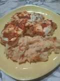 Milanesas con queso y salsa acompañadas con puré de papas
