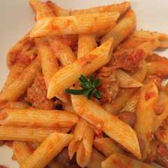 Foto di Penne salsiccia e fagioli (vegan)