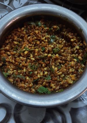 ગાર્લિક સ્પ્રાઉટેડ મઠ (garlic sprouted math recipie in Gujarati) રેસીપી મુખ્ય ફોટો