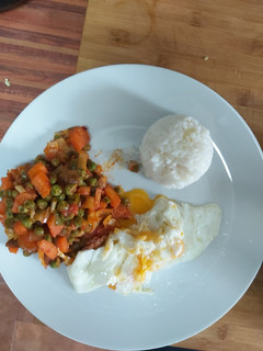 Una foto de Plato combinado de arroz con pisto y huevos