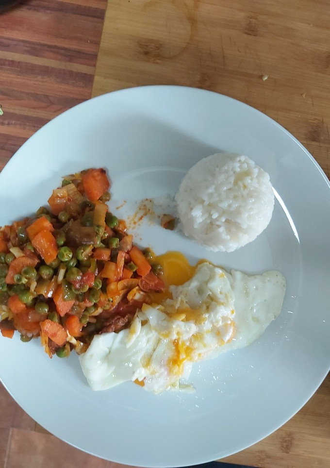 Una foto de Plato combinado de arroz con pisto y huevos