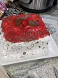 Pastel relleno con crema de queso y fresas, con cobertura de merengue suizo