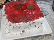 Una foto de pastel de fresas con crema
