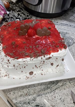 Una foto de Pastel relleno con crema de queso y fresas, con cobertura de merengue suizo