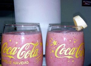 Una foto de Smoothie de fresa y banana 🍓🍌