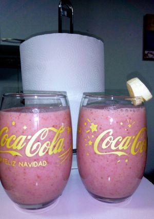 Una foto de Smoothie de fresa y banana 🍓🍌