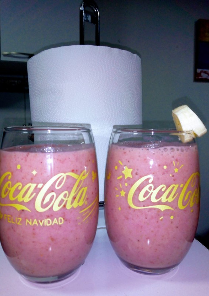 Una foto de Smoothie de fresa y banana 🍓🍌