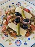Ensalada de lentejas con salsa pesto y queso grana padano