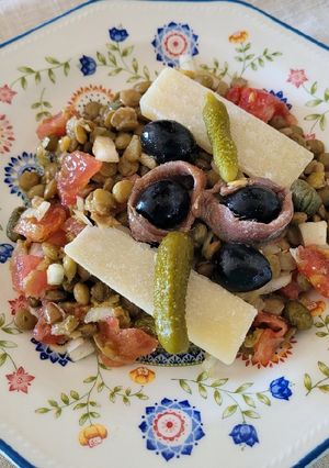 Una foto de Ensalada de lentejas con salsa pesto y queso grana padano