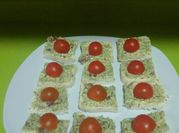 Una foto de canapes de mantequilla de anchoa