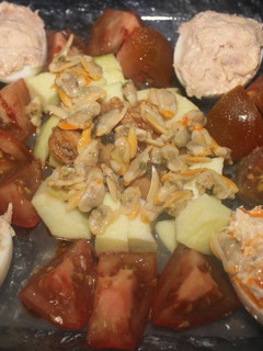 Una foto de Ensalada de huevos rellenos y latas