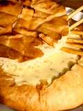 Pan de campo con fondue de quesos, tocineta y ciboulette