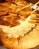 Pan de campo con fondue de quesos, tocineta y ciboulette