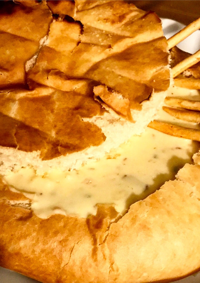 Una foto de Pan de campo con fondue de quesos, tocineta y ciboulette