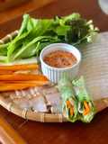 Thịt heo ngâm mắm cuốn bánh tráng