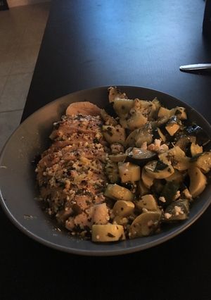 A picture of Lemon-parsley chicken & zucchini.