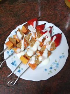 Una foto de Brochetas de papaya, bizcocho integral y fresas