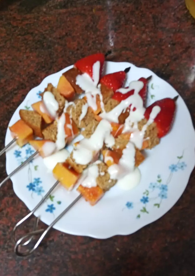 Una foto de Brochetas de papaya, bizcocho integral y fresas