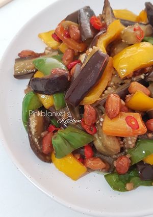 A picture of Eggplants with peanuts and garlic sauce.