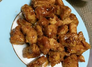 Hình của món Gà rán sốt nước tương Hàn Quốc mằn mặn đưa cơm.