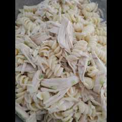 Una foto de Pasta blanca de pollo con crema