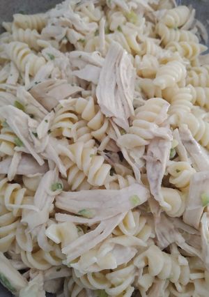 Una foto de Pasta blanca de pollo con crema