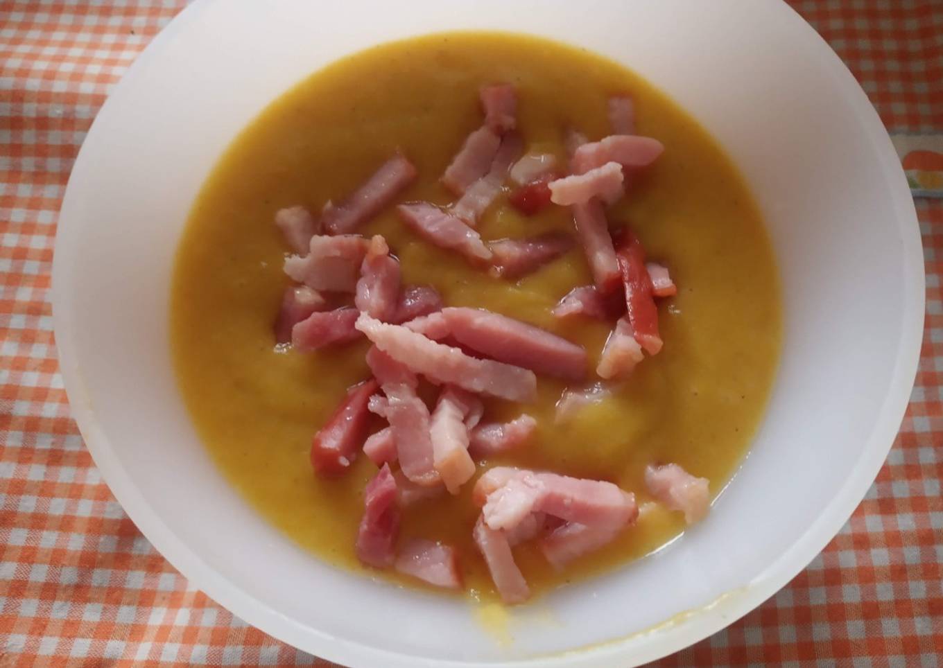 Crema de zanahoria con coles de Bruselas y panceta