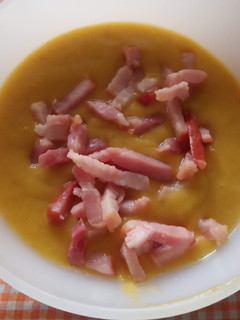 Una foto de Crema de zanahoria con coles de Bruselas y panceta