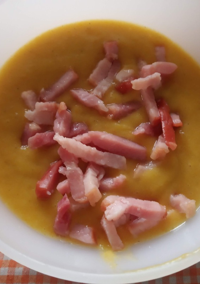 Una foto de Crema de zanahoria con coles de Bruselas y panceta