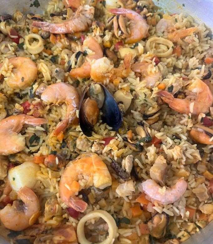 Una foto de Paella mixta cerdo y mariscos