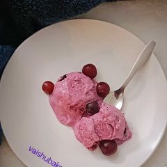 A picture of Blueberries and Red Grapes Ice Cream 🍇🫐🍧.