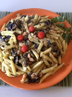 Una foto de Macarrones con atún, langostinos y champiñones