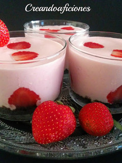 Una foto de Cheesecake de fresas en vaso