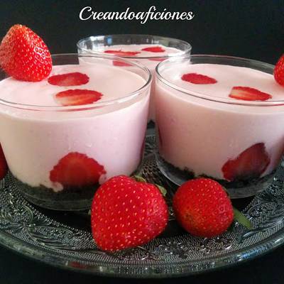 Cheesecake de fresas en vaso Receta de Creandoaficiones - Susana Sg- Cookpad