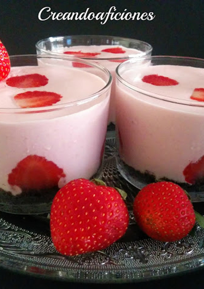 Una foto de Cheesecake de fresas en vaso