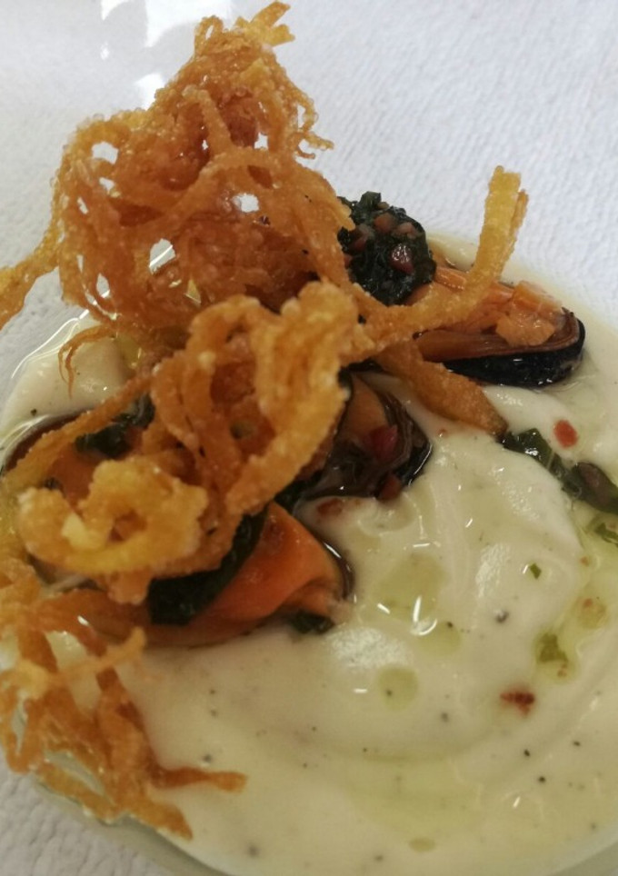 Una foto de Cremoso de coliflor con mejillones y albahaca